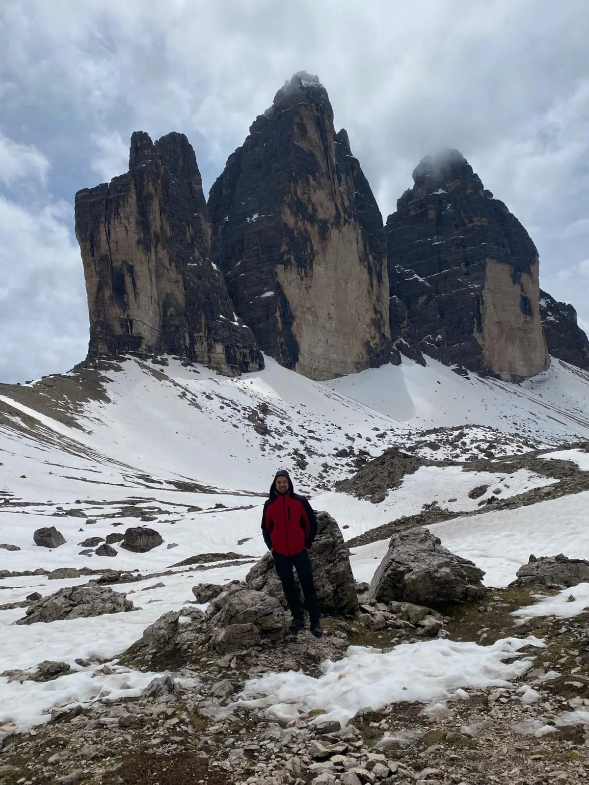 Gerry con montagne innevate